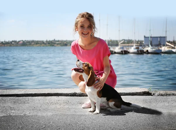 Mujer joven paseando perro —  Fotos de Stock