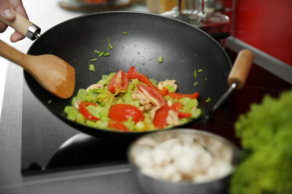 Mixing vegetables in pan — Stock Photo, Image
