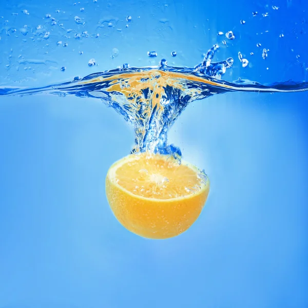 Лимон падает в воду — стоковое фото