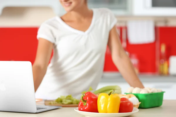 Mädchen Mit Laptop Der Küche Food Blogger Konzept — Stockfoto