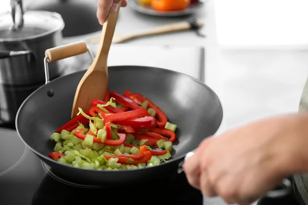 Male hand mixing vegetables — Stock Photo, Image