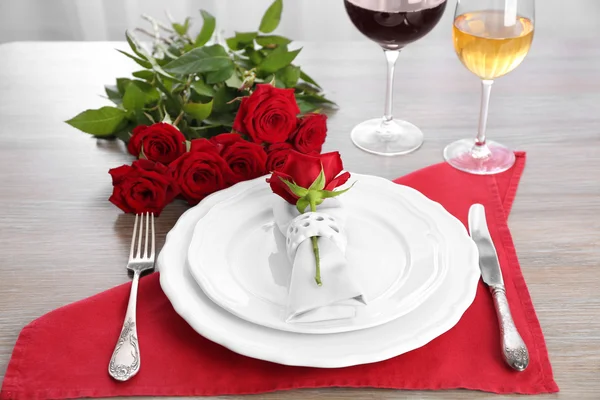 Cenário de mesa com flores — Fotografia de Stock