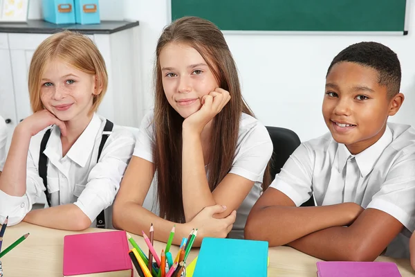 Schoolkinderen Zittend Aan Tafel Klas — Stockfoto