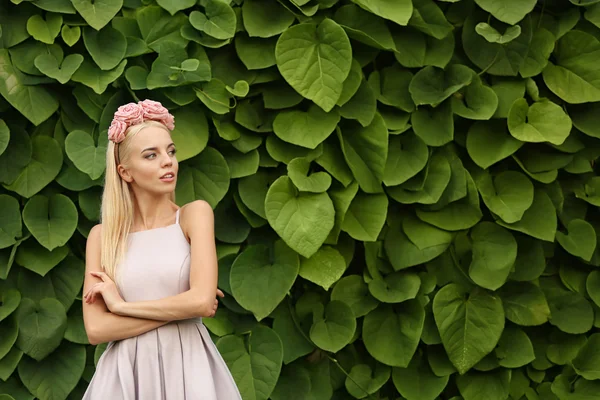 Jonge vrouw in de tuin — Stockfoto