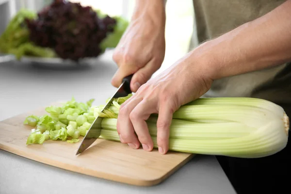 Male hands cutting celery — Stock Photo, Image