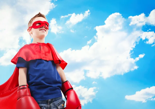 Superhelden-Kind im Hintergrund — Stockfoto
