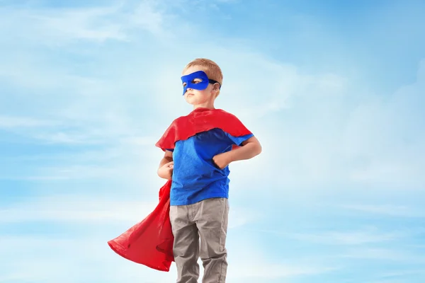 Superheld jongen op achtergrond — Stockfoto
