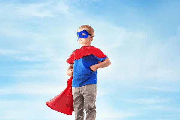 Niño superhéroe en el fondo —  Fotos de Stock