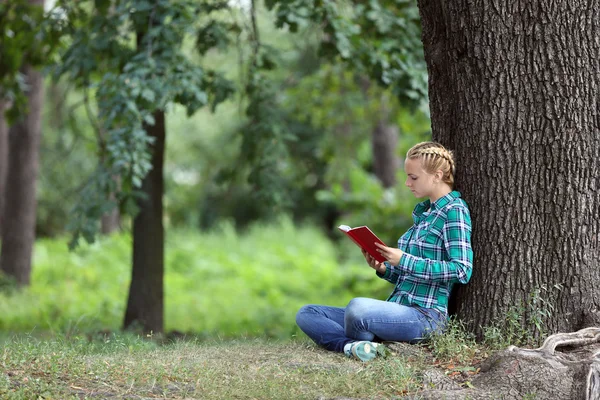 Jonge vrouw lezen boek — Stockfoto