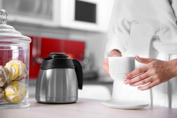 Femme avec tasse de café — Photo