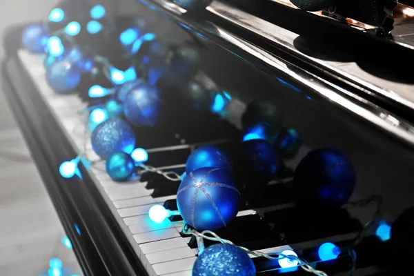 Piano with Christmas decorations — Stock Photo, Image