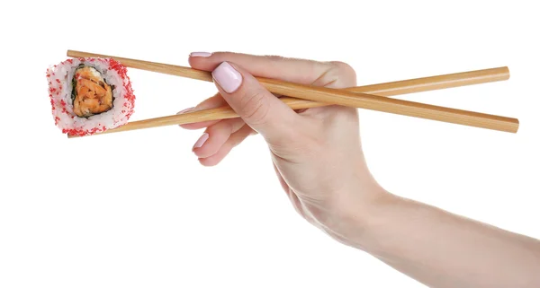 Mão feminina segurando rolo de sushi — Fotografia de Stock