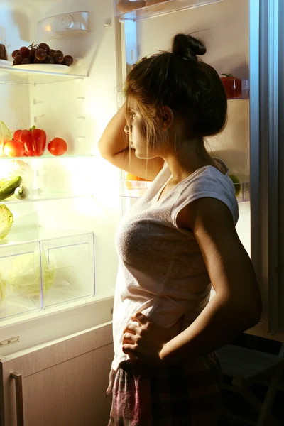 Красива Дівчина Шукає Їжу Холодильнику Концепція Голоду — стокове фото
