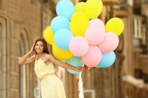Menina com balões na rua — Fotografia de Stock