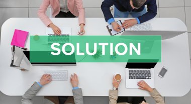 İş eğitim kavramı. Bir ofiste çalışan insanlar