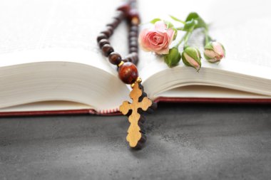 Çiçek ve İncil ile ahşap çapraz 