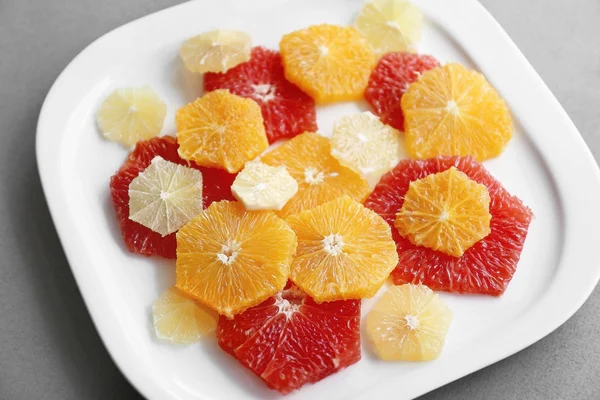 Plate with different citrus slices — Stock Photo, Image