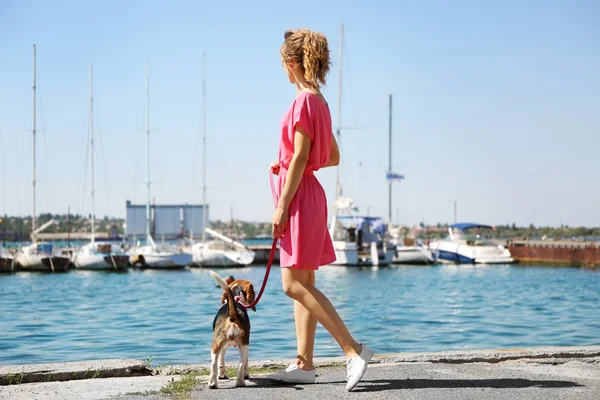 Młoda kobieta spaceru pies — Zdjęcie stockowe