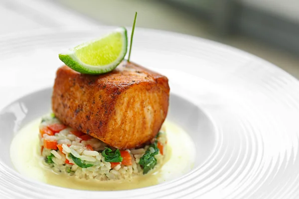 Carne deliciosa com arroz — Fotografia de Stock