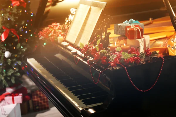 Piano with Christmas decorations — Stock Photo, Image