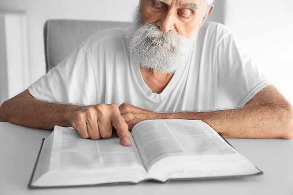 Старик Читающий Библию — стоковое фото