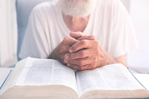 L'uomo barbuto che legge la Bibbia — Foto Stock