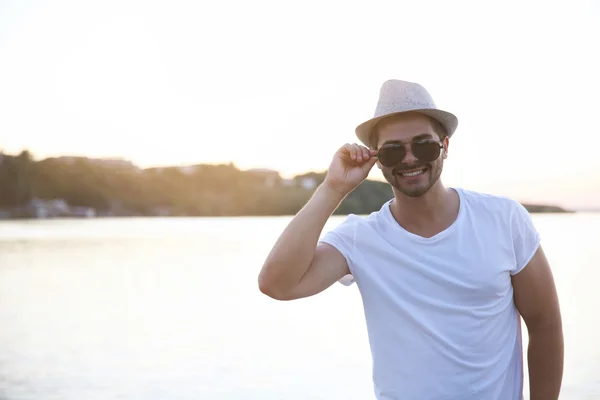 Jovem homem bonito — Fotografia de Stock