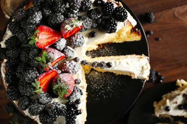 Торт, прикрашений ягодами — стокове фото