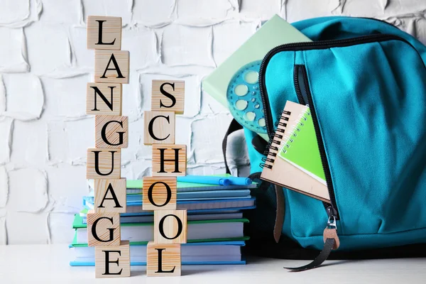 Palavras LANGUAGE SCHOOL com papelaria — Fotografia de Stock