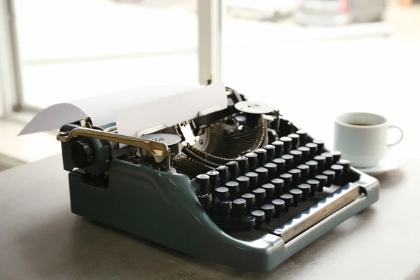 桌上的老式打字机 — 图库照片