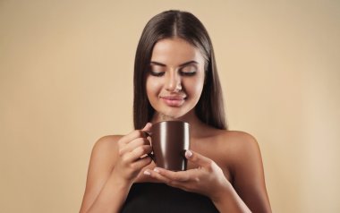  Genç bayan kahve içiyor. 