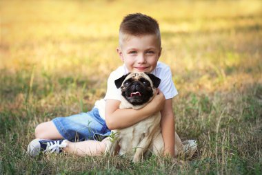 Sevimli çocuk ile pug köpek