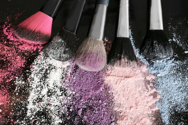 Make up brushes and eye shadows — Stock Photo, Image