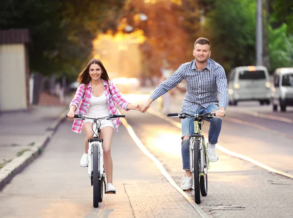 Bicicletas de equitação de casal — Fotografia de Stock