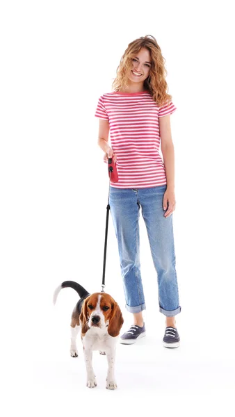Jovem mulher andando cão — Fotografia de Stock