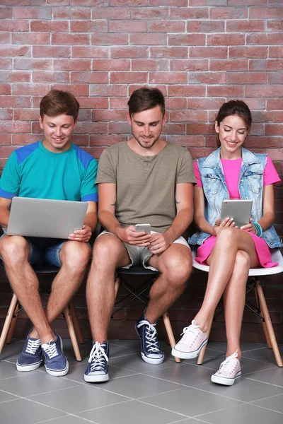 Jóvenes Con Aparatos Pasando Rato Juntos — Foto de Stock