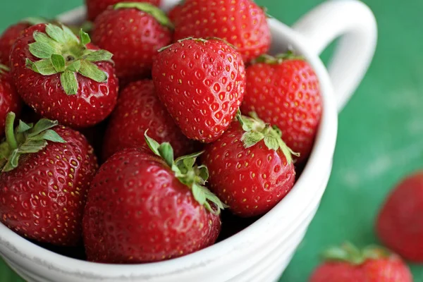 Fraises fraîches en tasse — Photo