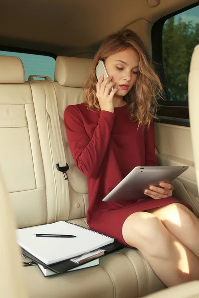 Досить Молода Бізнес Леді Використовуючи Мобільний Телефон Задньому Сидінні Автомобіля — стокове фото