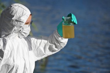 Şişesi için uzmanlık kadınla. 