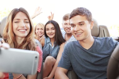 Mutlu arkadaş selfie arabamla