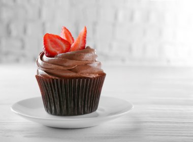 çilek ile çikolatalı kek