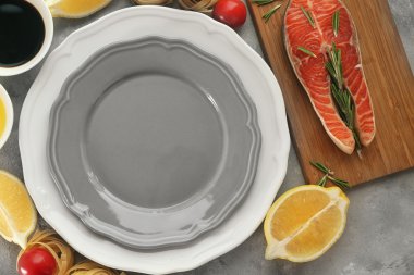 Somon ve baharat ile boş levha