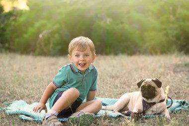 Küçük çocuk ile onun pug köpek