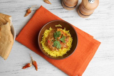 Körili tavuk ve pilav.