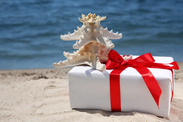 Gift box with sea stars — Stock Photo, Image