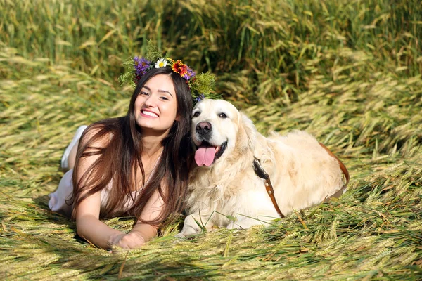 Dziewczyna z ładny pies myśliwski pola — Zdjęcie stockowe