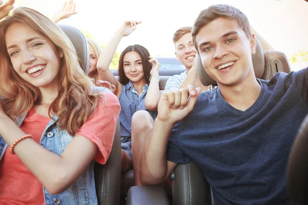 Glückliche Freunde Auto — Stockfoto