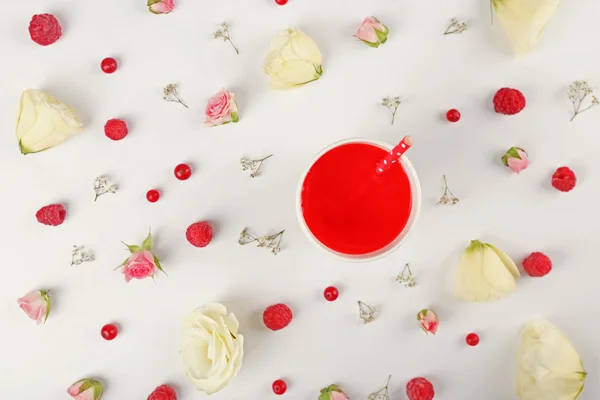 Коктейль с ягодами и цветами — стоковое фото