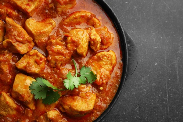 Curry de poulet dans un bol — Photo