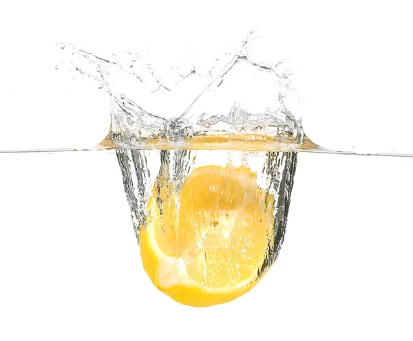 Limón cayendo en agua — Foto de Stock
